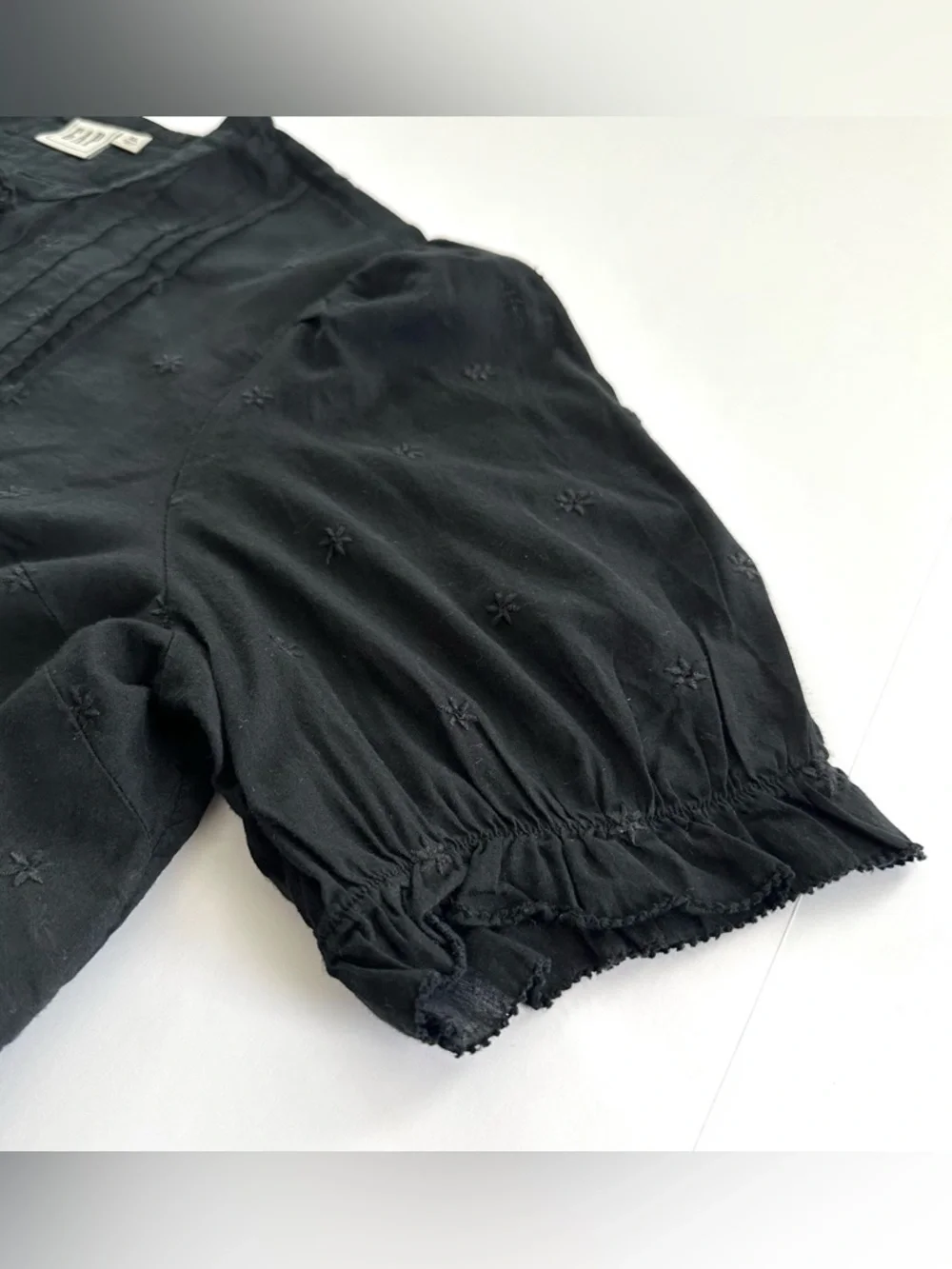 GAP Embroidered Ruffle Pintuck Shirt in Black | XL | GUC - Picture 5 of 9